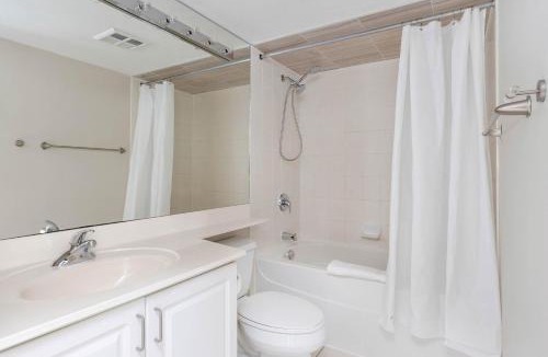 Fort York Apartment | Chic 1BR Patio Suite Scenic CN Tower View