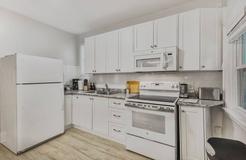 Durham Region Apartment | Chic 2-BR Urban Retreat | Near Beach| Free Parking