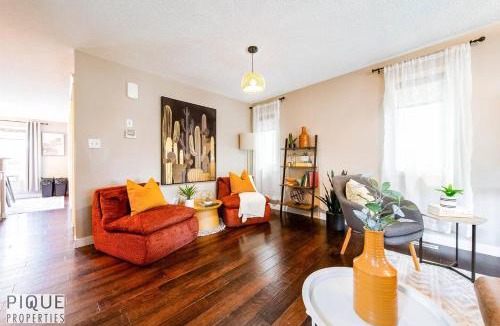 Southeast Edmonton Apartment | Chic 6BDRM Getaway - KingBed - Patio - BBQ - Garage - Wifi