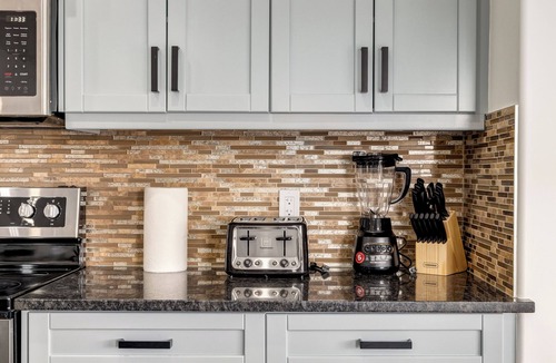 Evanston House | Chic 9-Bed Oasis Jacuzzi AC BBQ Fireplace