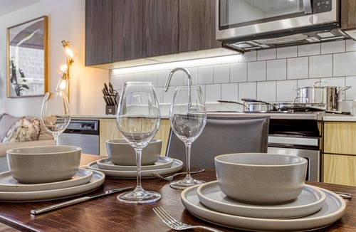 Beltline Apartment | Chic apartment/Private Office 60 inch Smart TV