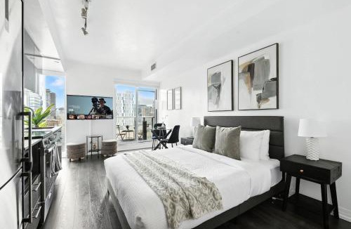 Garden District Apartment | Chic Downtown Studio Perfect Couple's Getaway