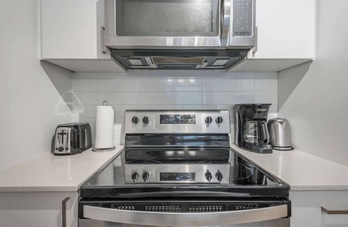 Cite Multimedia Apartment | Chic Modern Basilica Boutique - Square Victoria