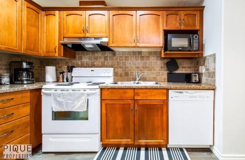 Jasper Place Apartment | Chic Modern Vibes - Sleeps 6 - Netfix - Wifi - Long Stays