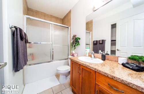 Jasper Place Apartment | Chic Modern Vibes - Sleeps 6 - Netfix - Wifi - Long Stays