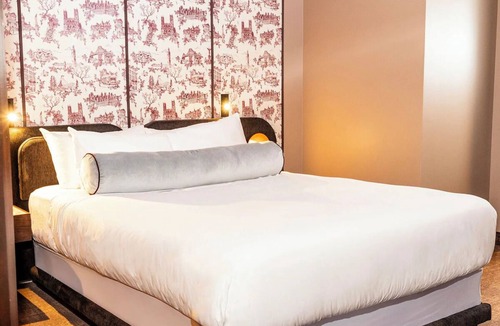 Old Montreal Hotel | Chic Old Montreal Suite with Kitchen & Historic Views Near Notre-Dame Basilica