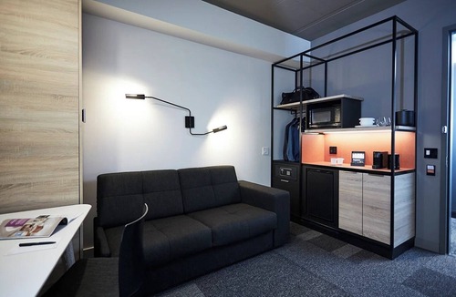 Brossard Hotel | Chic Room w/Kitchenette, Desk & Dining Table – Perfect for Work or Relaxation