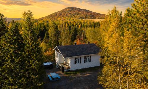 Saint-Tite-des-Caps Ski Chalet | Chic Shack with spa - near Massif Charlevoix & MSA