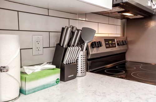 Jasper Place House | Chic Suite - Long Stays - King Bed - Fireplace &WiFi