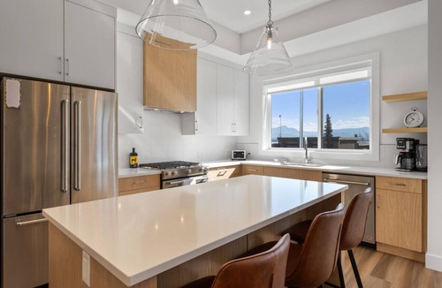 Central Okanagan Villa | Chic West Kelowna Escape: Hot Tub & Water Views