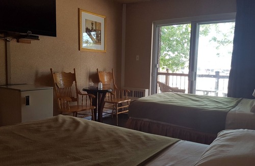 Laval Hotel | Chomedey Inn