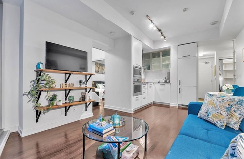 Financial District Apartment | City Escape – Queen + Sofa Bed, Near CN Tower