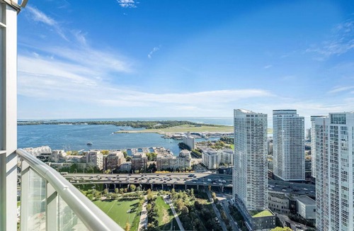 Financial District Apartment | City Escape – Queen + Sofa Bed, Near CN Tower