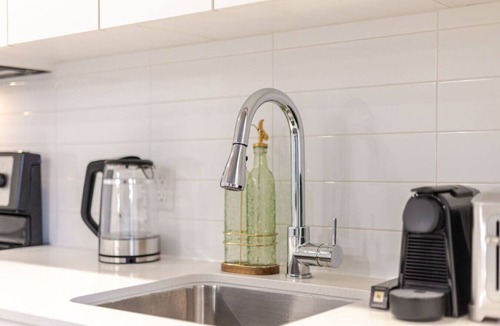 Quartier des Spectacles Apartment | City View Comfort Stay | Parking, Gym & Pool