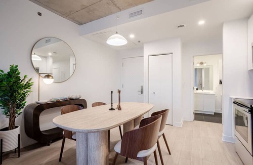 Quartier des Spectacles Apartment | City View Comfort Stay | Parking, Gym & Pool