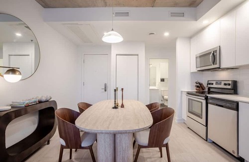 Quartier des Spectacles Apartment | City View Comfort Stay | Parking, Gym & Pool