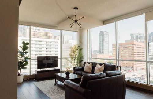 Beltline Apartment | City Views Walk to Calgary Tower and Stampede