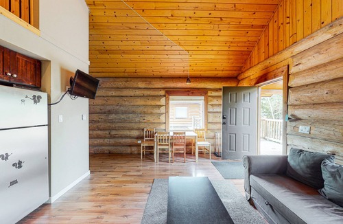 Lac Le Jeune Cabin | Classic log cabin with deck, full kitchen, & free internet