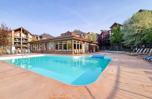 Invermere Condo | Classy Comfort | Outdoor Pool/Hot Tub | PS3 | Gym