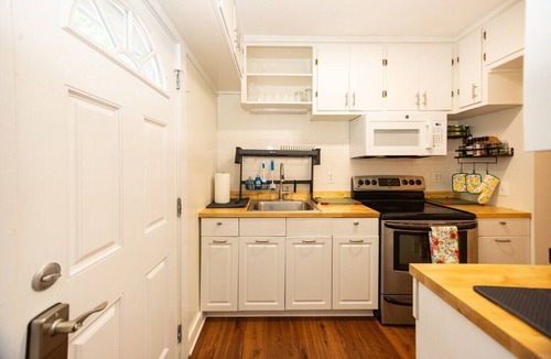 Durham House | Clean, Quiet Medical & Work Stay · Fenced Yard, Pets Welcome