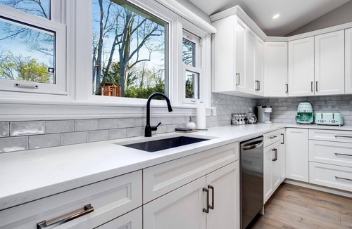 Kingsville House | Cliffside Lakeview Villa with Saltwater Pool, Hot Tub & Epic Sunsets in Ontario, Canada