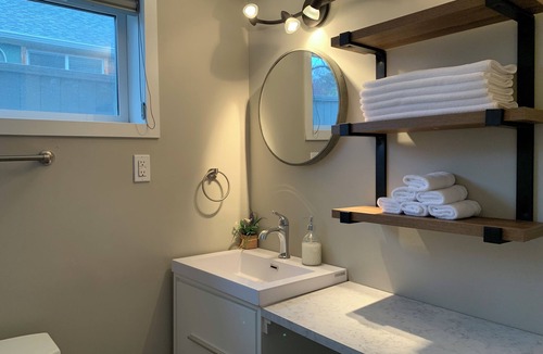 Central Okanagan Bed & Breakfast | Close to downtown/A yard where Deer roam/Pet-Friendly