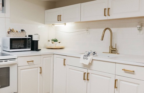 Red Deer Apartment | Cloud Nine Studio; Your Heavenly Retreat