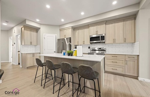 West Edmonton House | Coastal Escape | Sleeps 12 | Near WEM | King Beds!