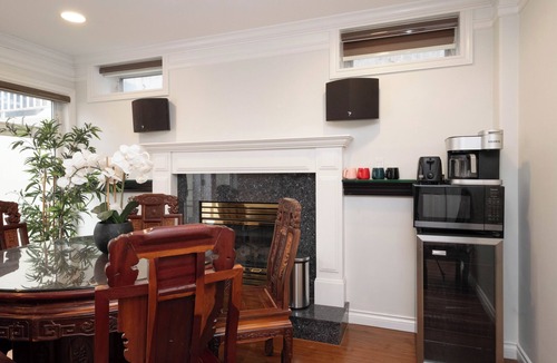 Arbutus Ridge Apartment | Comfort 2-BR Suite in Arbutus – Private Entrance