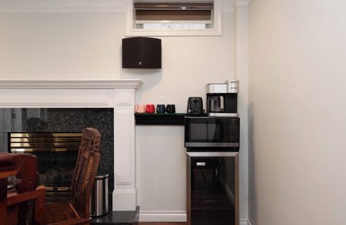 Arbutus Ridge Apartment | Comfort 2-BR Suite in Arbutus – Private Entrance