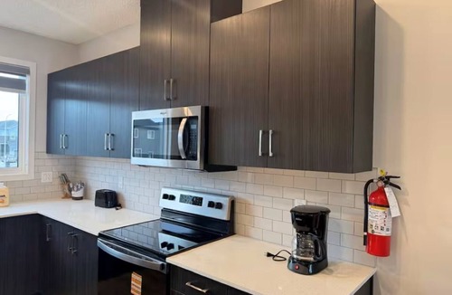 Evanston House | Comfort Haven | Modern 3BR Smart Home | A/C, WiFi & Free Parking