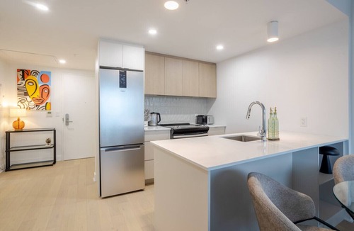 Downtown Montreal Apartment | Comfort & Style in MTL | Free Indoor Parking