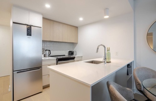 Downtown Montreal Apartment | Comfort & Style in MTL | Free Indoor Parking