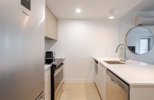 Downtown Montreal Apartment | Comfort & Style in MTL | Free Indoor Parking