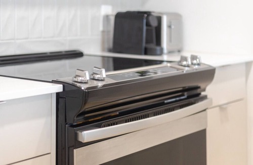 Downtown Montreal Apartment | Comfort & Style in MTL | Free Indoor Parking
