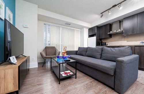 Toronto Entertainment District Hotel | Comfortable 3-Bedroom Hotel Suite in Toronto with A/C