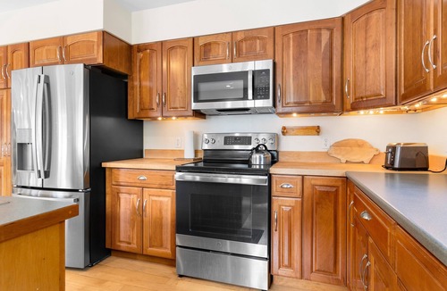 Seal Cove House | Comfortable bayfront home with beautiful views, large deck & on-site tennis
