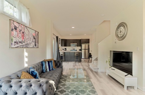 North Central Edmonton House | Comfortable entire townhouse in downtown Edmonton.