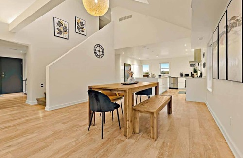 Downtown Apartment | Comfortable Family Stay 2BR + Den Minutes from Niagara Falls | Parking | Sleeps 6