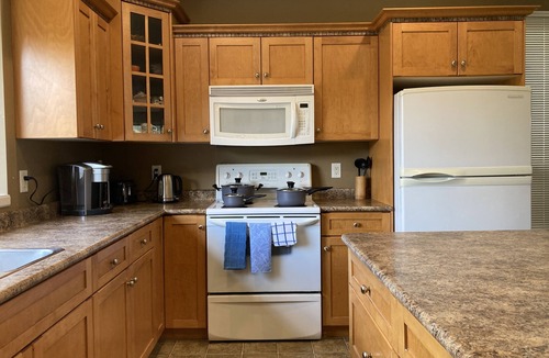 Maple Ridge House | ❤ Comfy, bright, spacious home ✔ Long stays