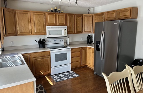 Bristol House | Comfy Condo! PET ALLOWED!