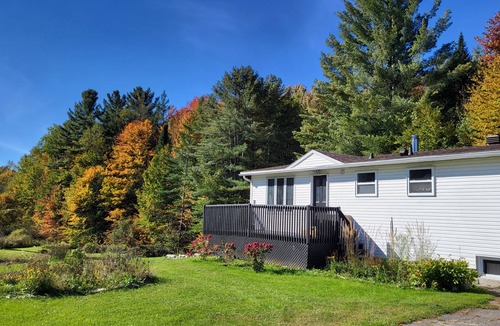 Potton Ski Chalet | Comfy creekside chalet+5 skiResorts+HiSpeedNet&Workspace+Fireplace&Hometheater