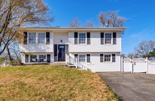 St. Charles Apartment | Commuter-Friendly Studio Near DC & Alexandria!
