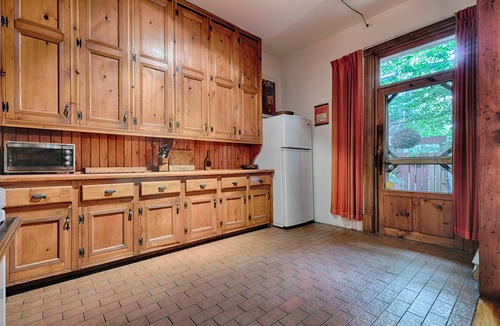 Milton Park Condo | Condo 2 Floors 2 Bedrooms Lots Of Brick And Wood; Sauna; Central Location