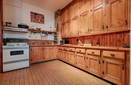 Milton Park Condo | Condo 2 Floors 2 Bedrooms Lots Of Brick And Wood; Sauna; Central Location