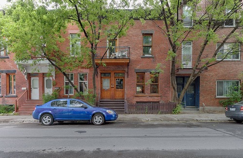 Milton Park Condo | Condo 2 Floors 2 Bedrooms Lots Of Brick And Wood; Sauna; Central Location