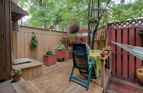 Milton Park Condo | Condo 2 Floors 2 Bedrooms Lots Of Brick And Wood; Sauna; Central Location