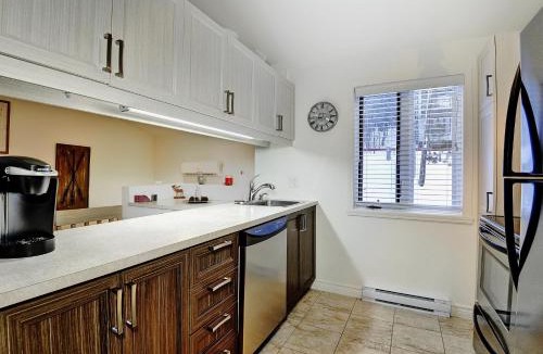 Stoneham Apartment | Condo 517 Chemin du Hibou by Les Chalets Alpins