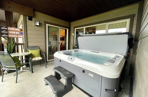 Golden Apartment | Condo Ananda - Ski in/out Mountain Views + Hot Tub
