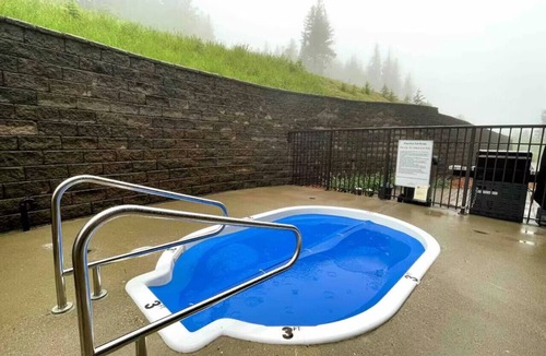 Golden Apartment | Condo Ananda - Ski in/out Mountain Views + Hot Tub